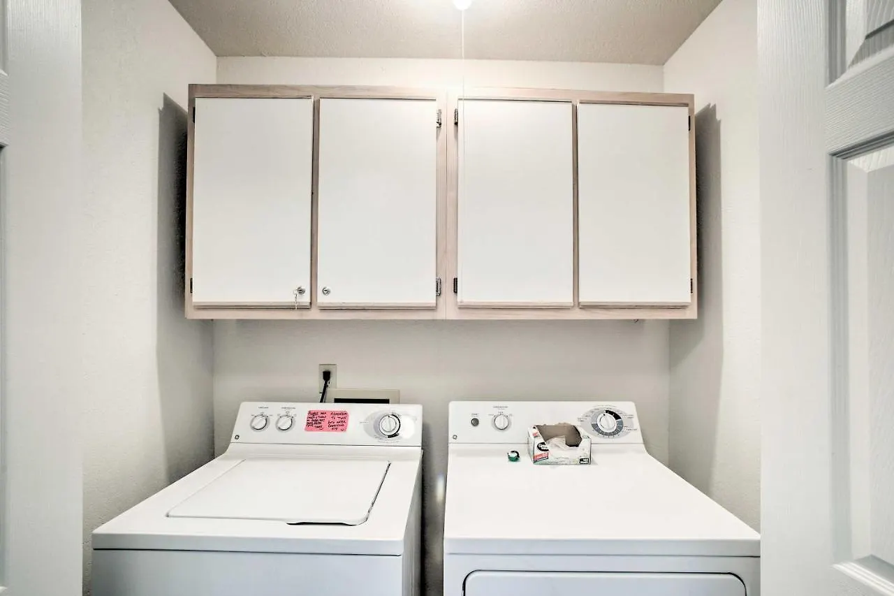 With Views 5 Mi To Strip! Apartman