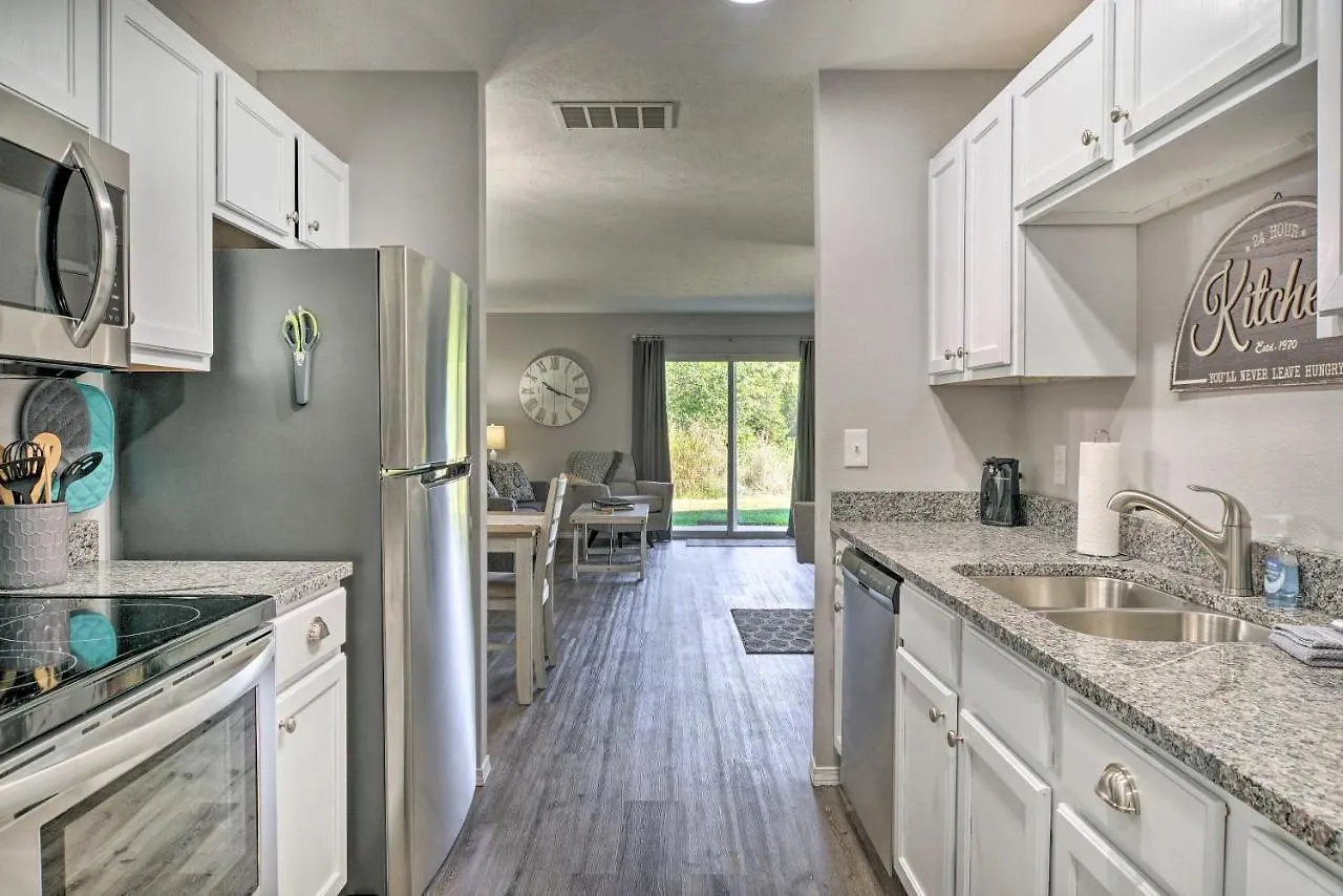 Cozy With Pool Access, 5 Mi To Table Rock