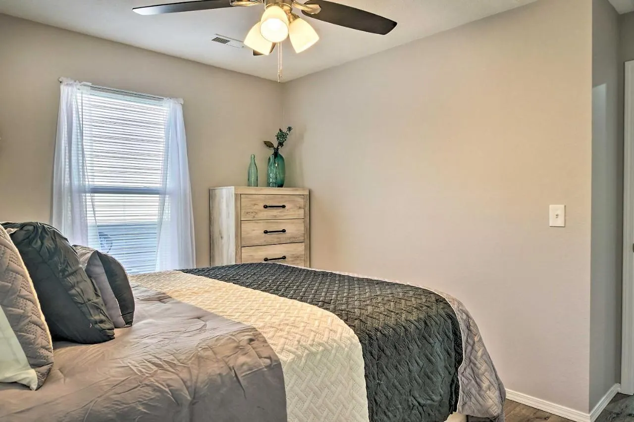 Cozy With Pool Access, 5 Mi To Table Rock