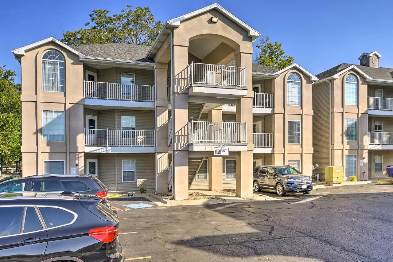 Modern Escape With Lake Taneycomo Views! 布蘭森
