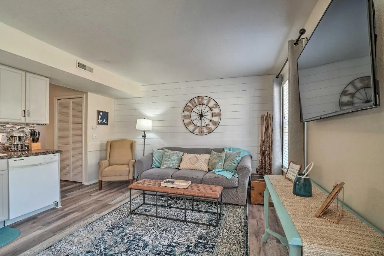 Centrally Located With Pool And Marina! 公寓 布蘭森