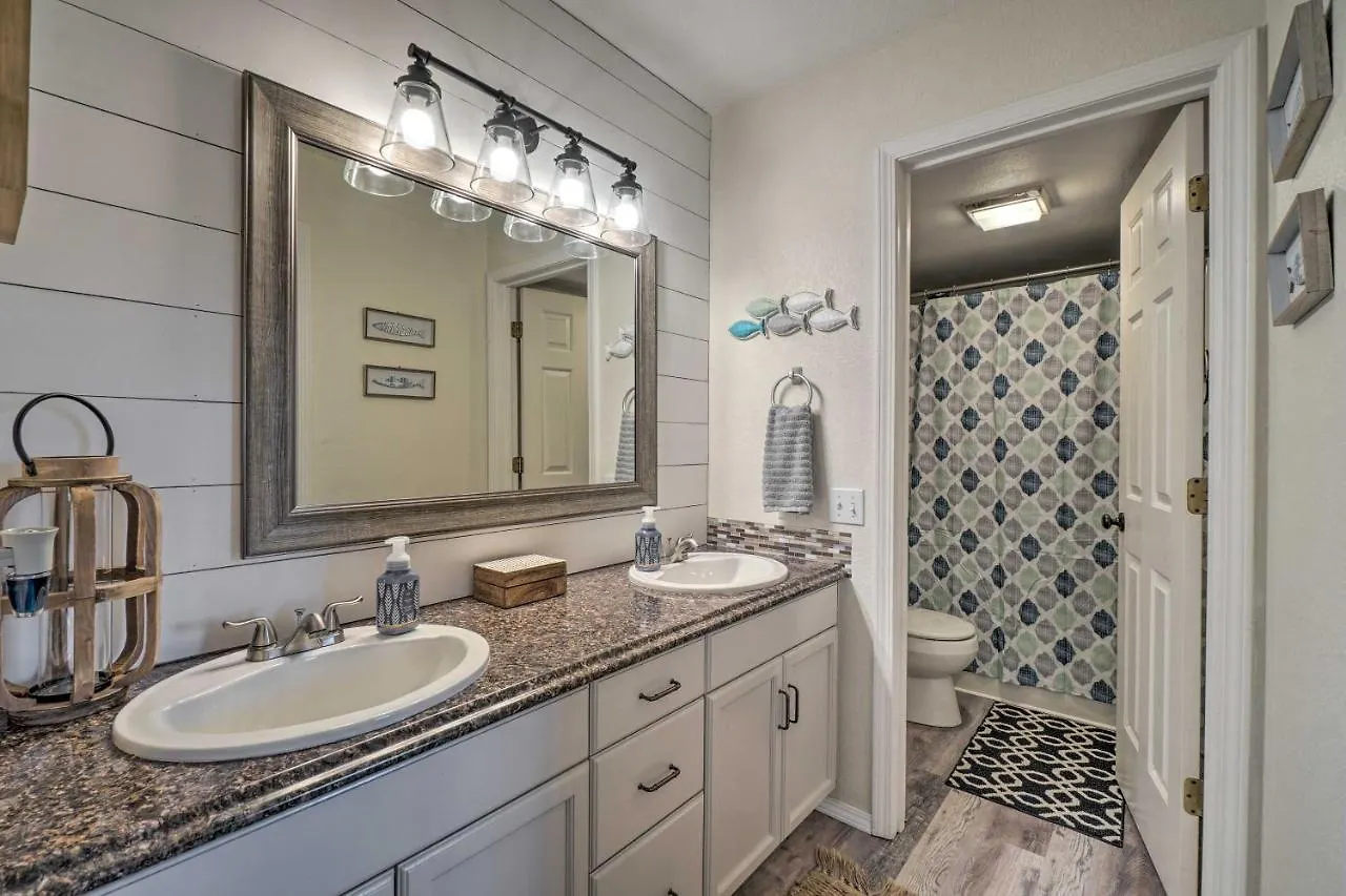 Centrally Located With Pool And Marina!