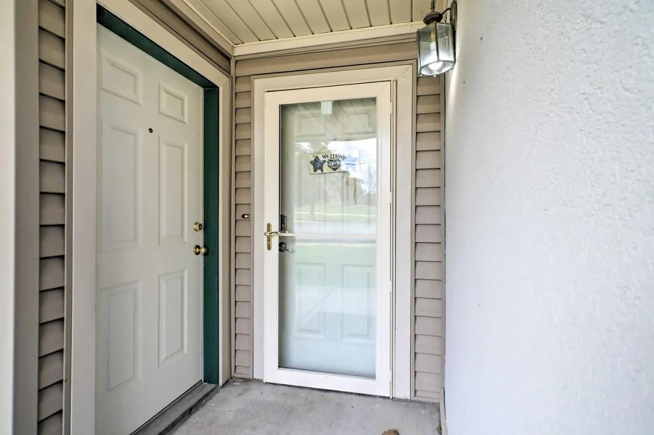Apartman With Scenic Patio And Pool Access