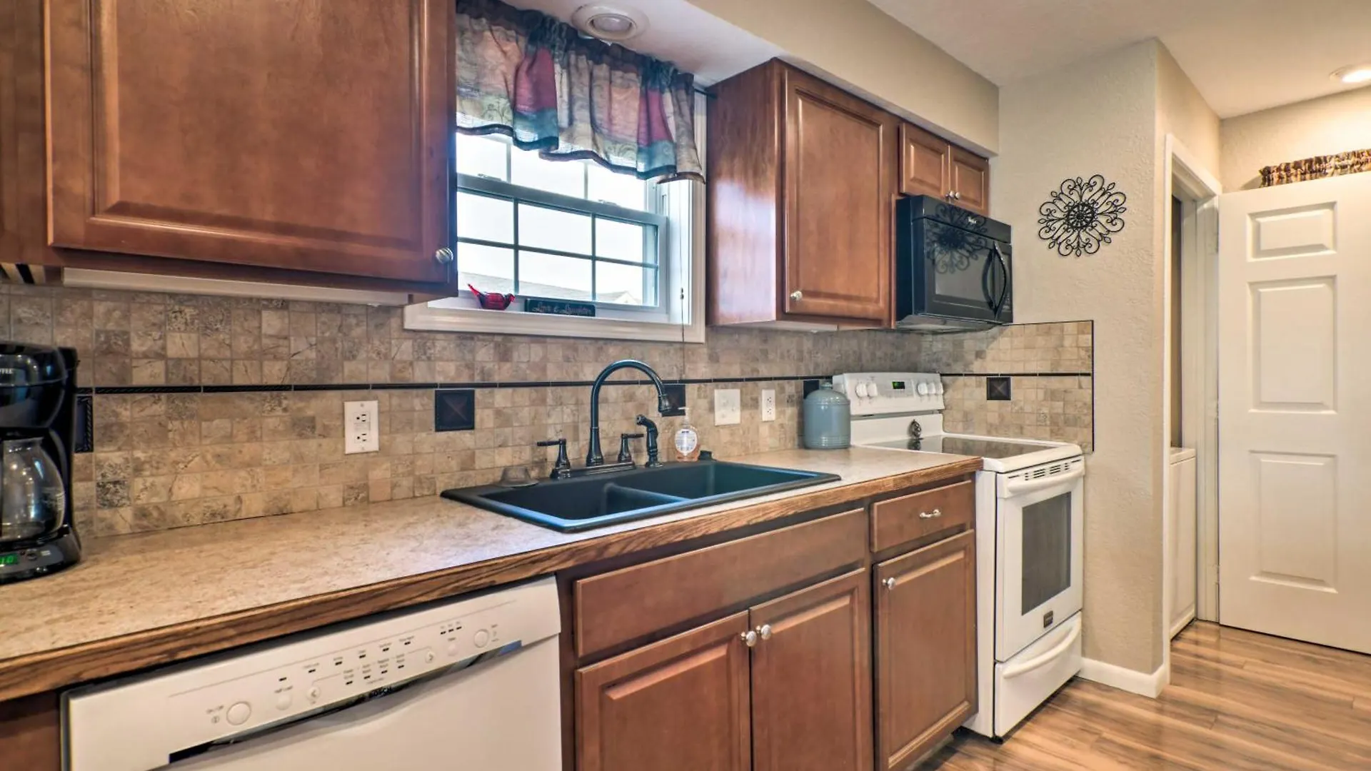 With Scenic Patio And Pool Access Branson