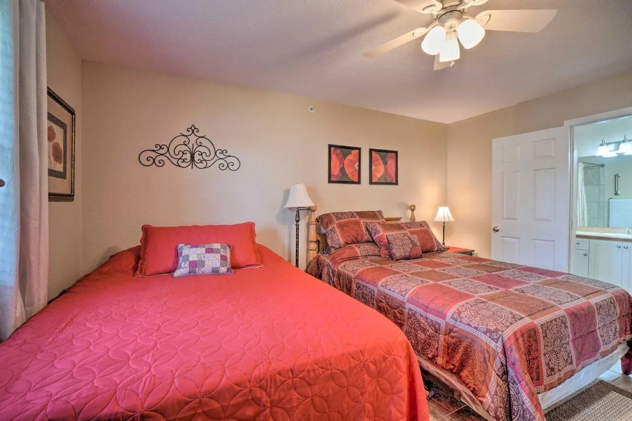 With Scenic Patio And Pool Access Apartman