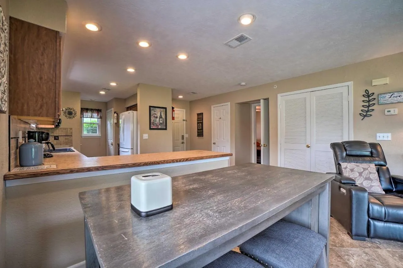 With Scenic Patio And Pool Access Apartman Branson