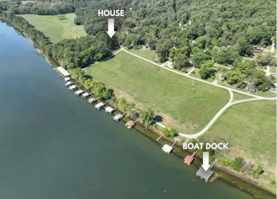 Cozy Lakefront Getaway Mo. Villa