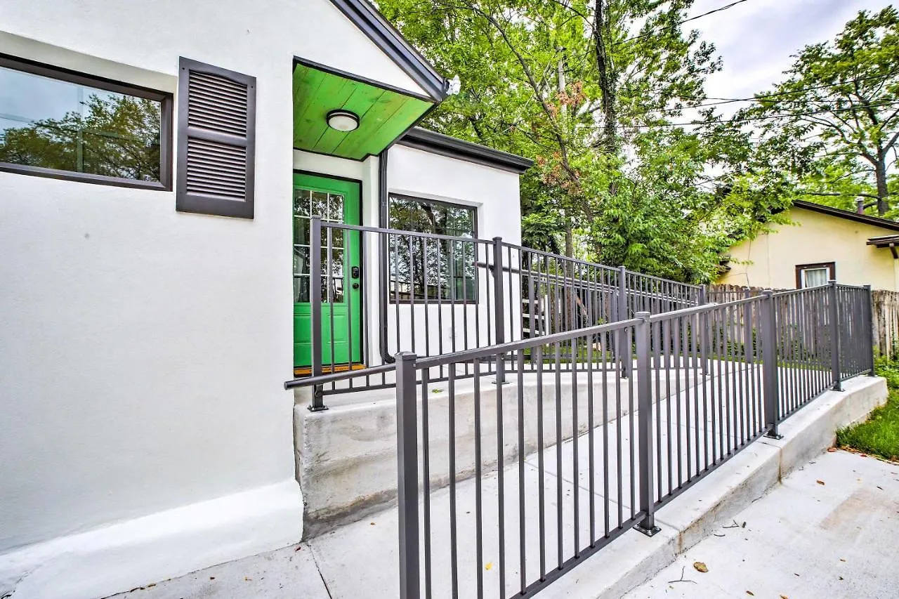 Welcoming Downtown With Pool Access! *