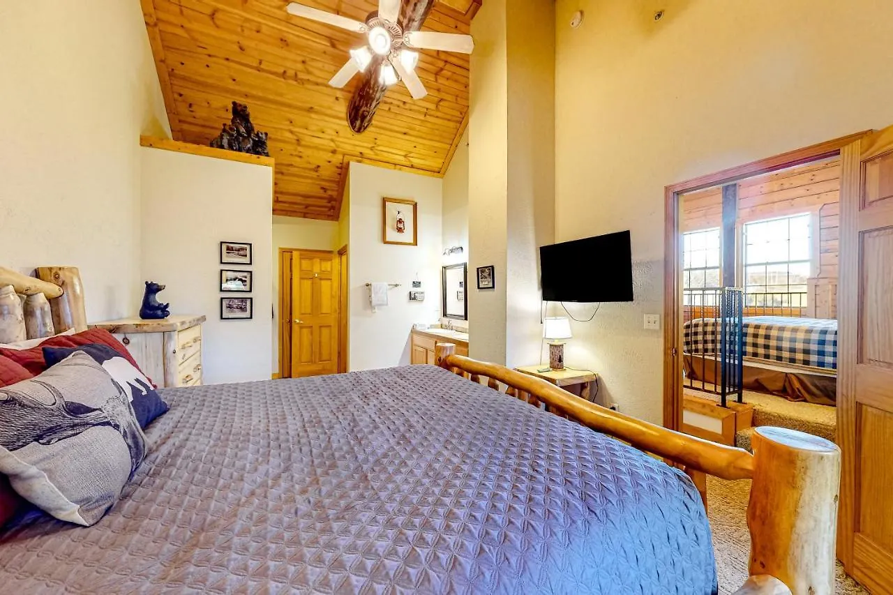 Full Moon Cabin Branson