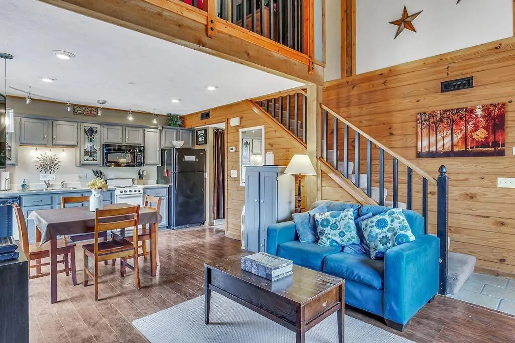 3 Bedroom Log Close To Everything! Appartement