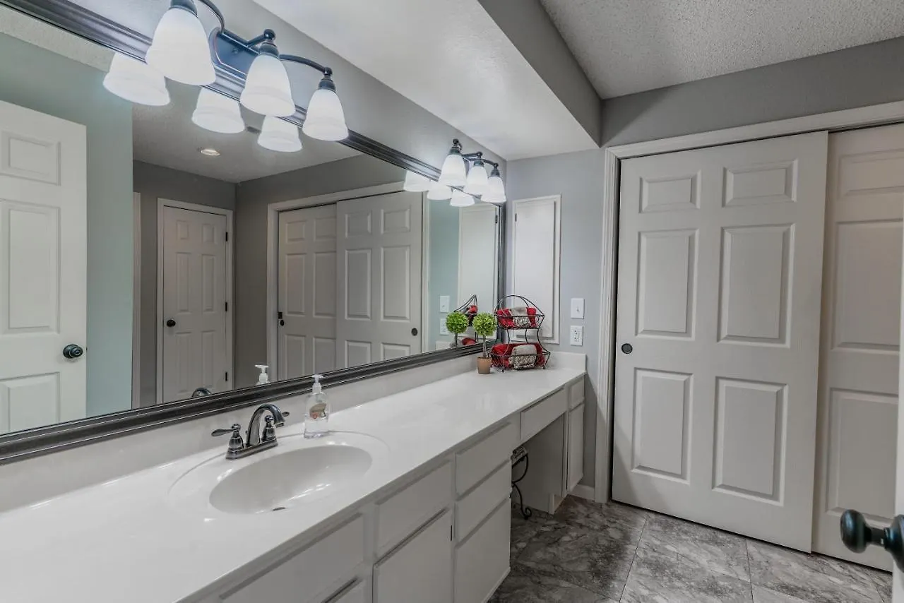 2br Updated Walk-in - 2 Pools - Near The Strip - Free Tickets Included - Fhc13 *