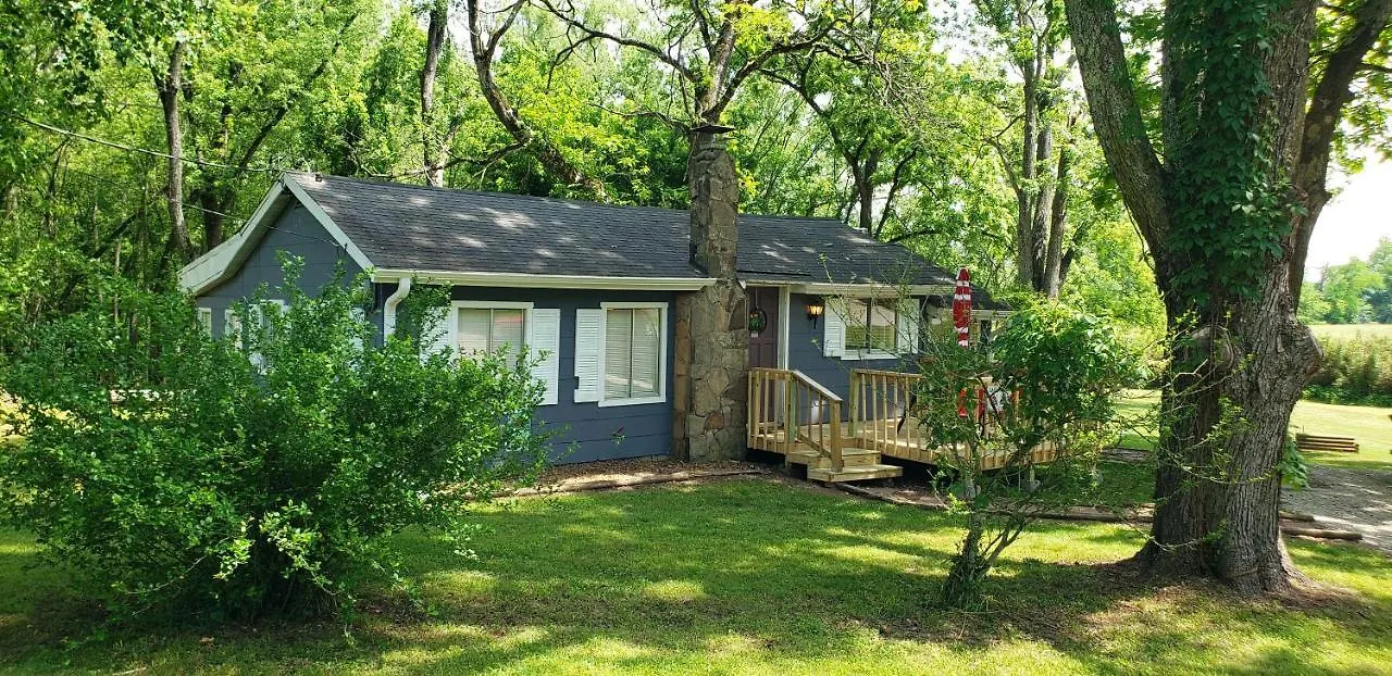 Cozy Lakefront Getaway Mo. Villa