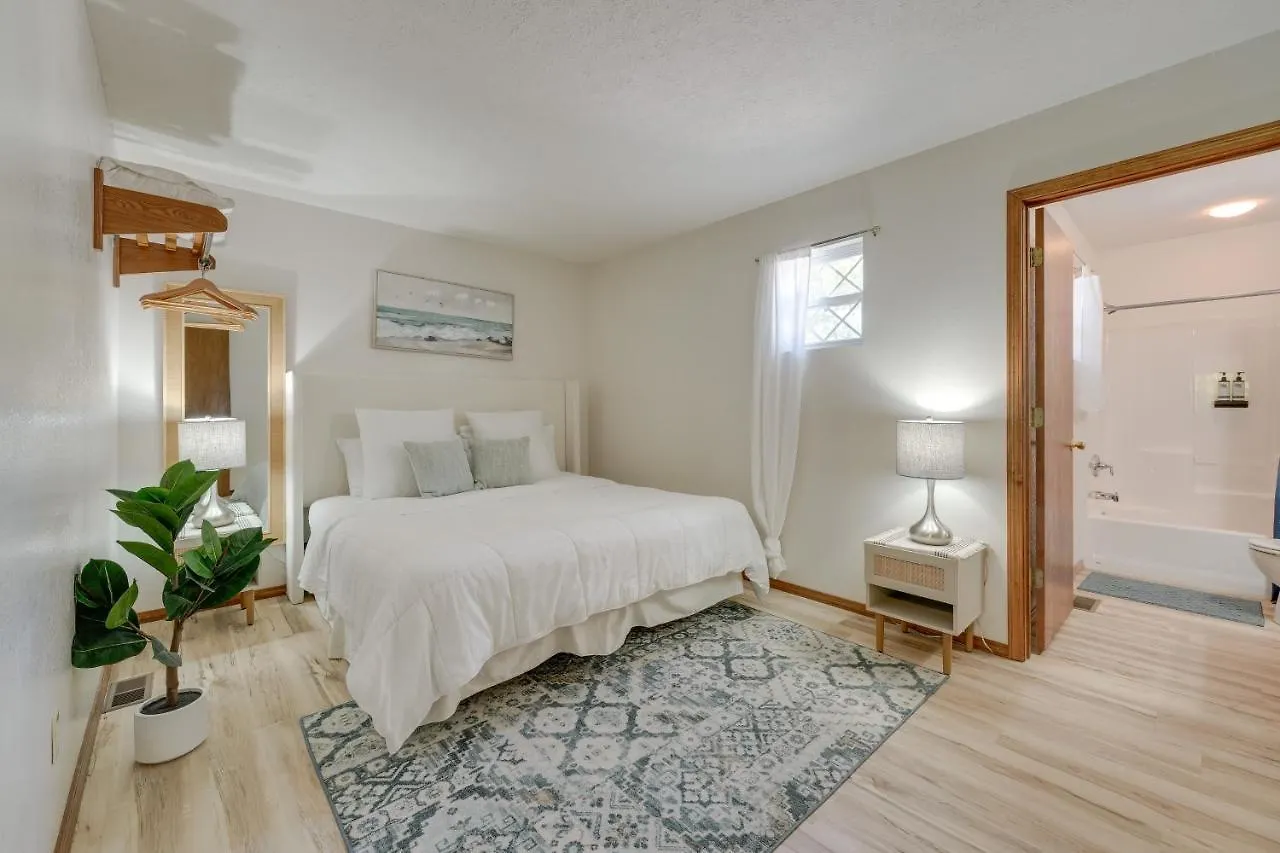 Holiday home Getaway Deck With Pool View And Bbq Grill! *