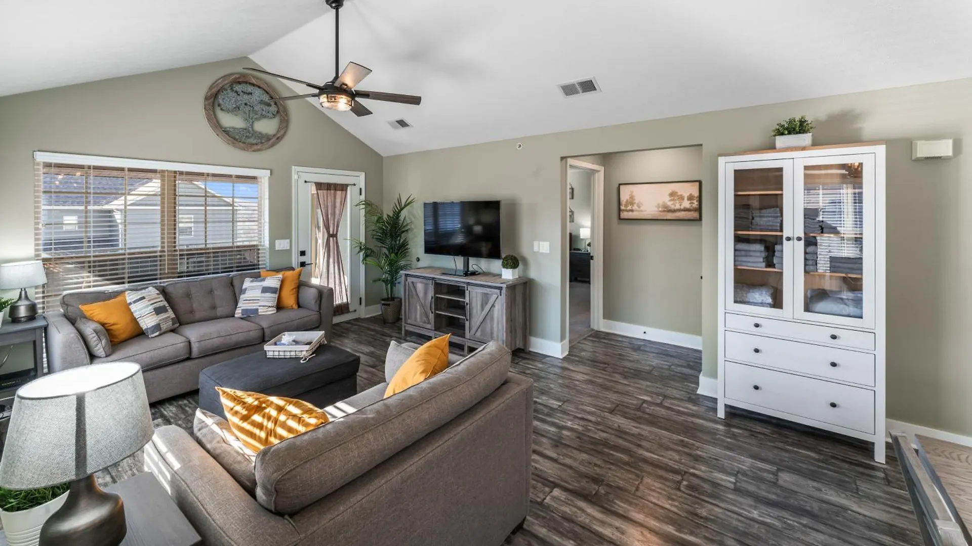Golf On Site - Walk-in Shower - Jetted Tub - Free Attraction Tickets Included