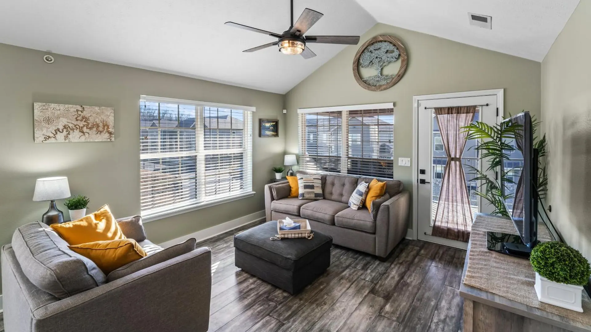 Golf On Site - Walk-in Shower - Jetted Tub - Free Attraction Tickets Included *