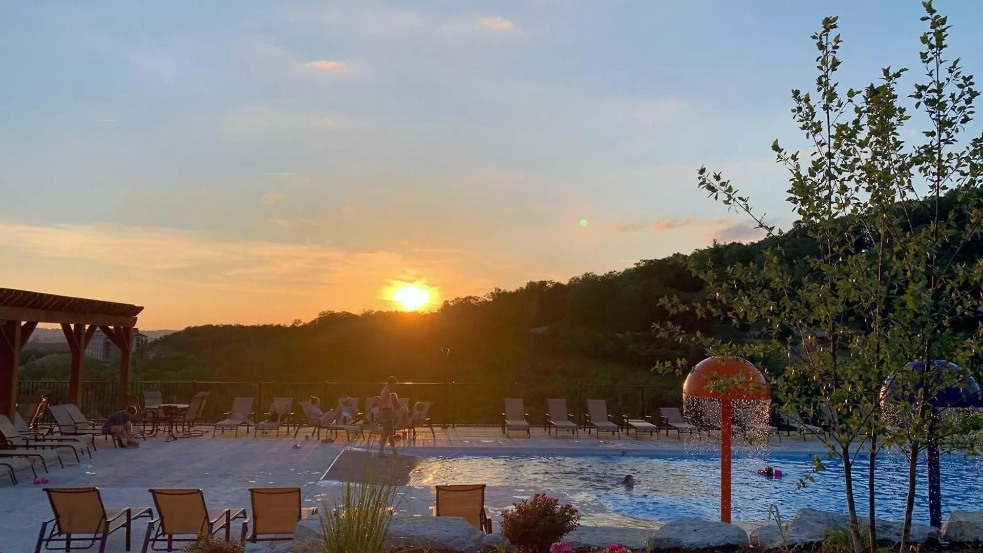 Chateau On The Cove * Branson