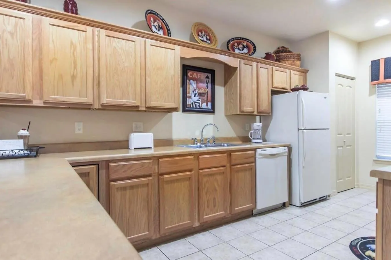 With A Walkout And Elevator Access At Thousand Hills And Next To 76 Appartamento *