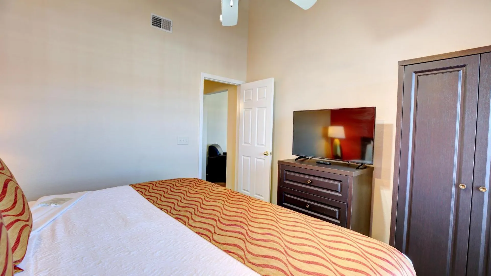 Grand Crowne 4* Branson
