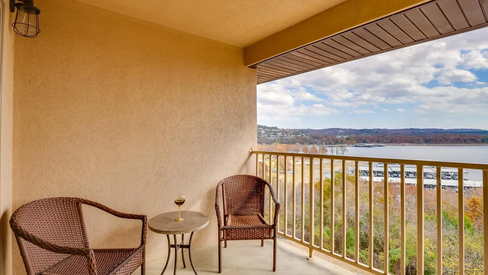 Lakefront Condo, Near Silver Dollar City! *