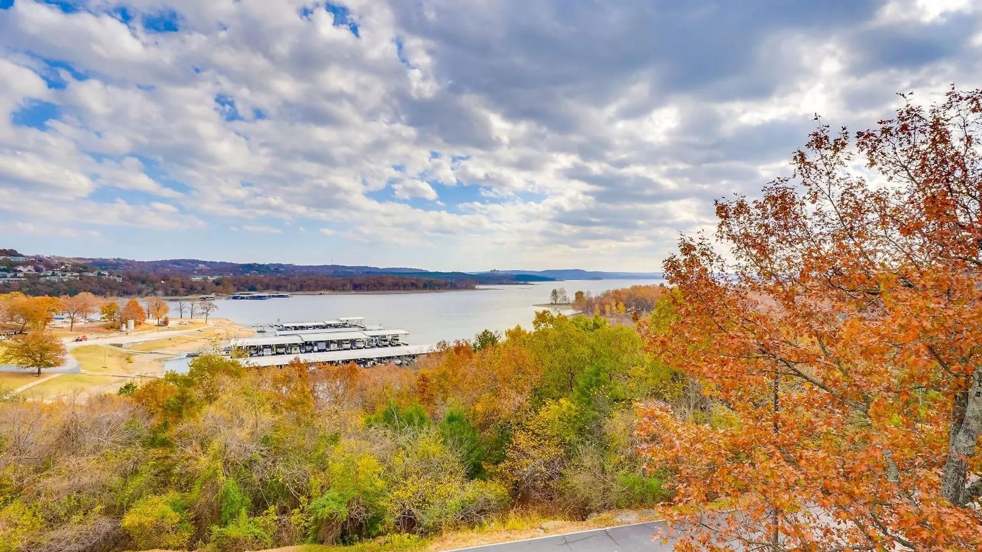 Lakefront Condo, Near Silver Dollar City! アパート