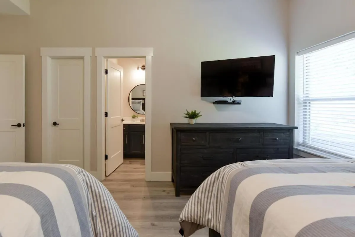 Nyaraló Journey's Remedy -lake View Sleeps 30