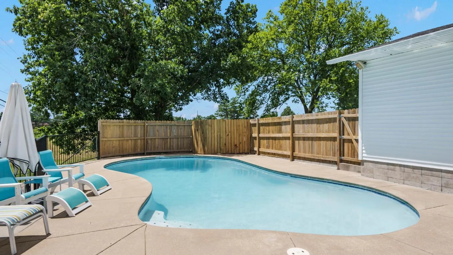 Bee Creek Poolside Semesterbostad *