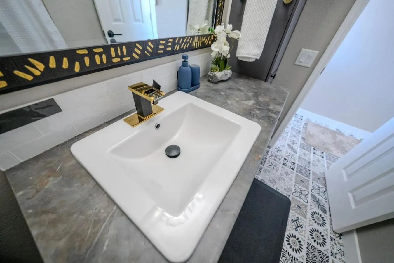 Corner, Floor, Fall Creek, Convenient To 76 * Branson