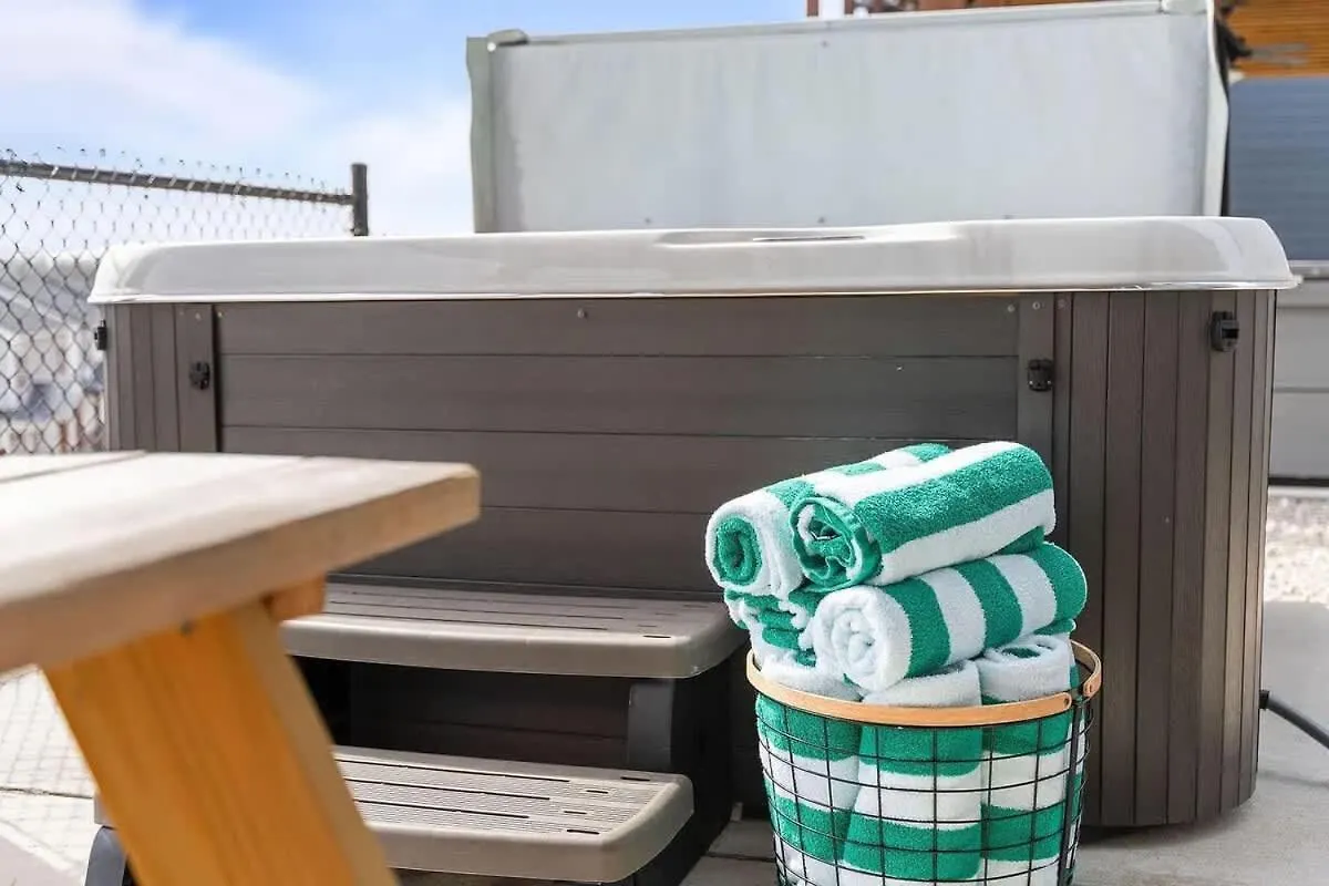 Modern Retreat Whot Tub Arcade & Stunning Views * 브랜슨