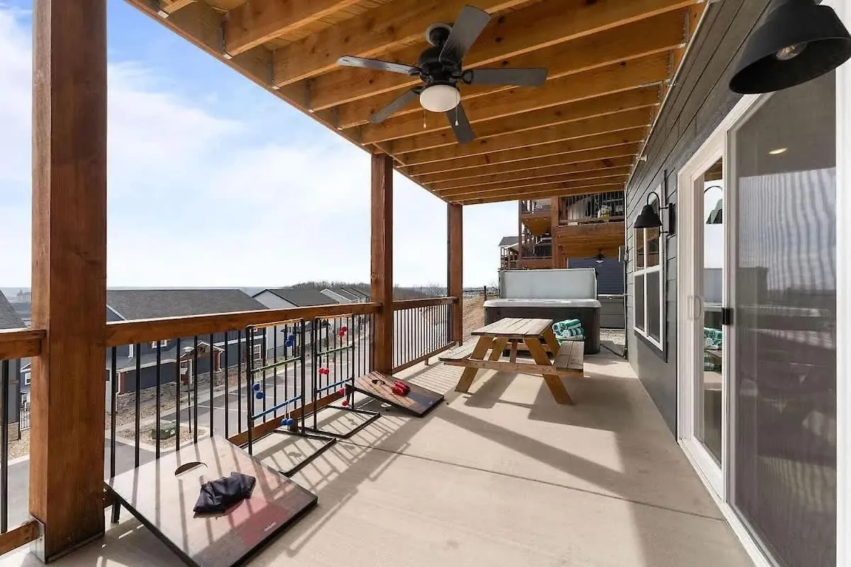 Modern Retreat Whot Tub Arcade & Stunning Views *