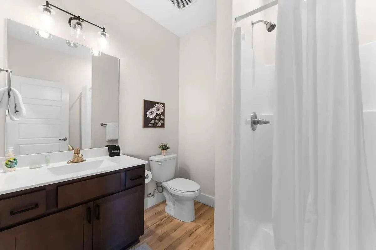 Modern Retreat Whot Tub Arcade & Stunning Views 펜션