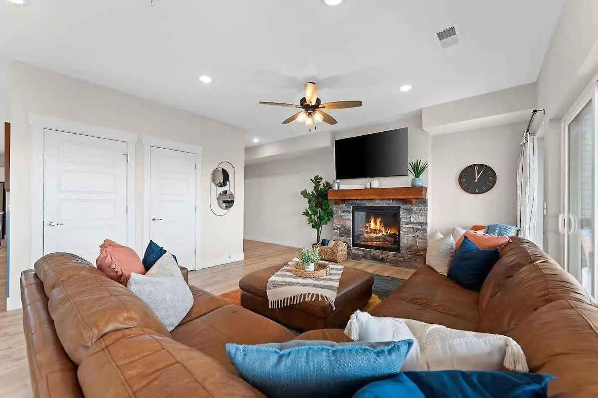 Modern Retreat Whot Tub Arcade & Stunning Views *