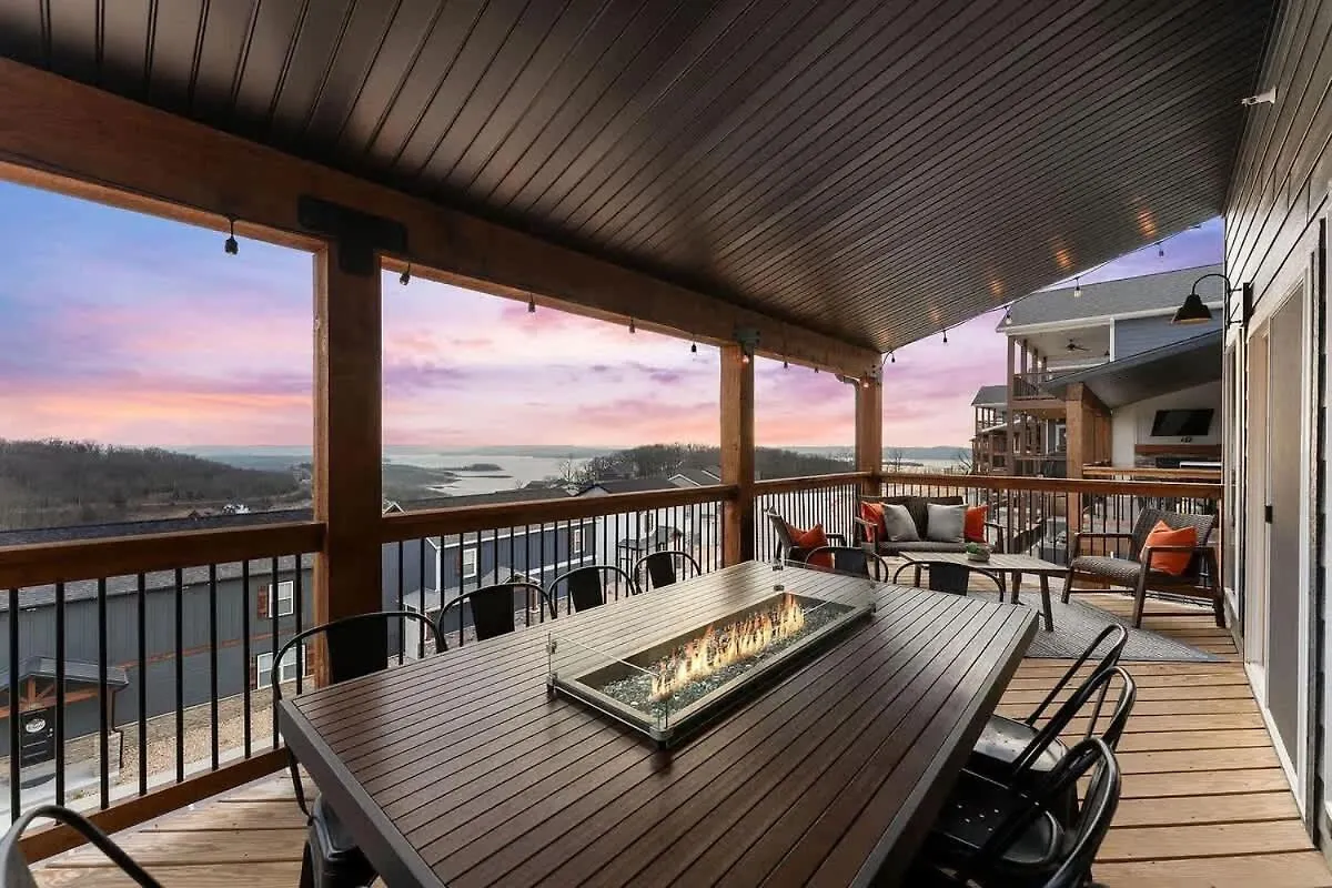 Modern Retreat Whot Tub Arcade & Stunning Views 펜션