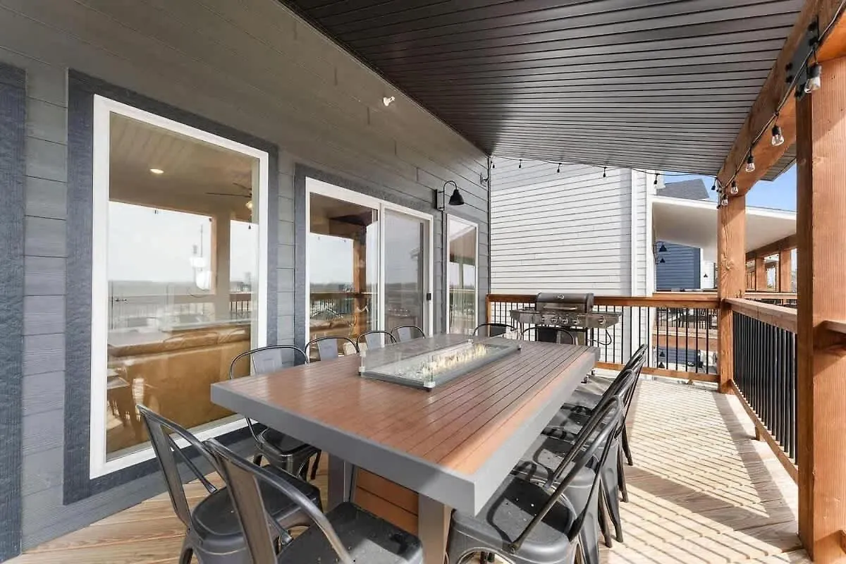 Modern Retreat Whot Tub Arcade & Stunning Views *