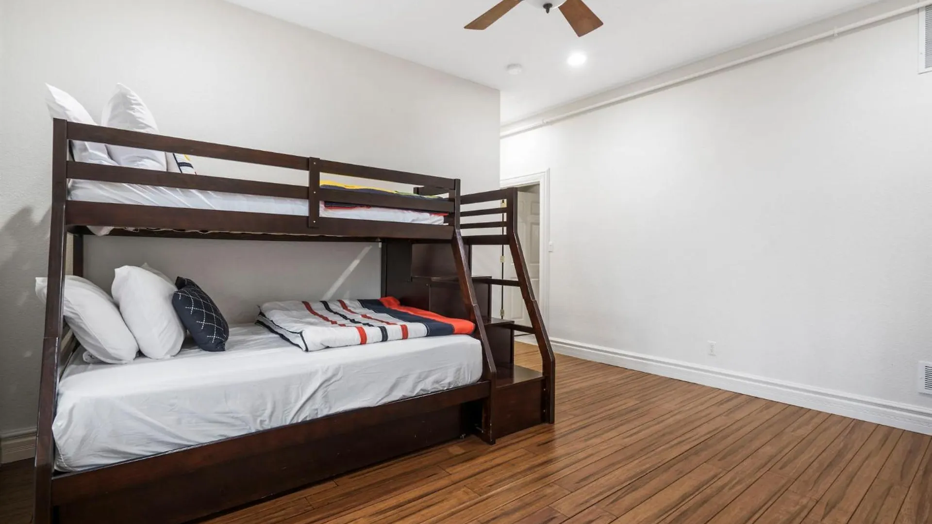 Townhouse W Tree & Views-billiards-air Hockey-free Tix-pvt Hot Tub-basketball-garage * Branson