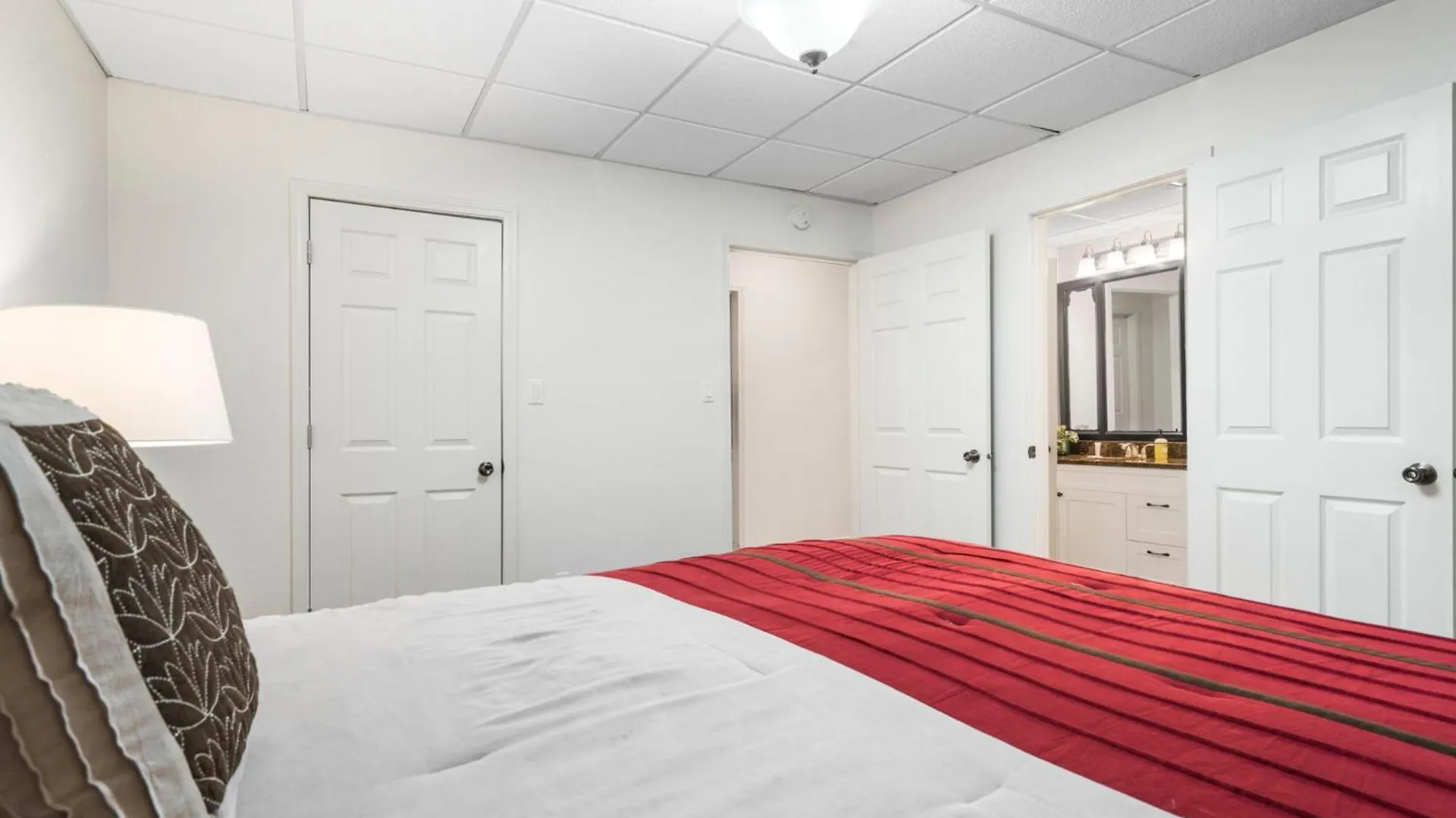 Townhouse W Tree & Views-billiards-air Hockey-free Tix-pvt Hot Tub-basketball-garage Holiday home *