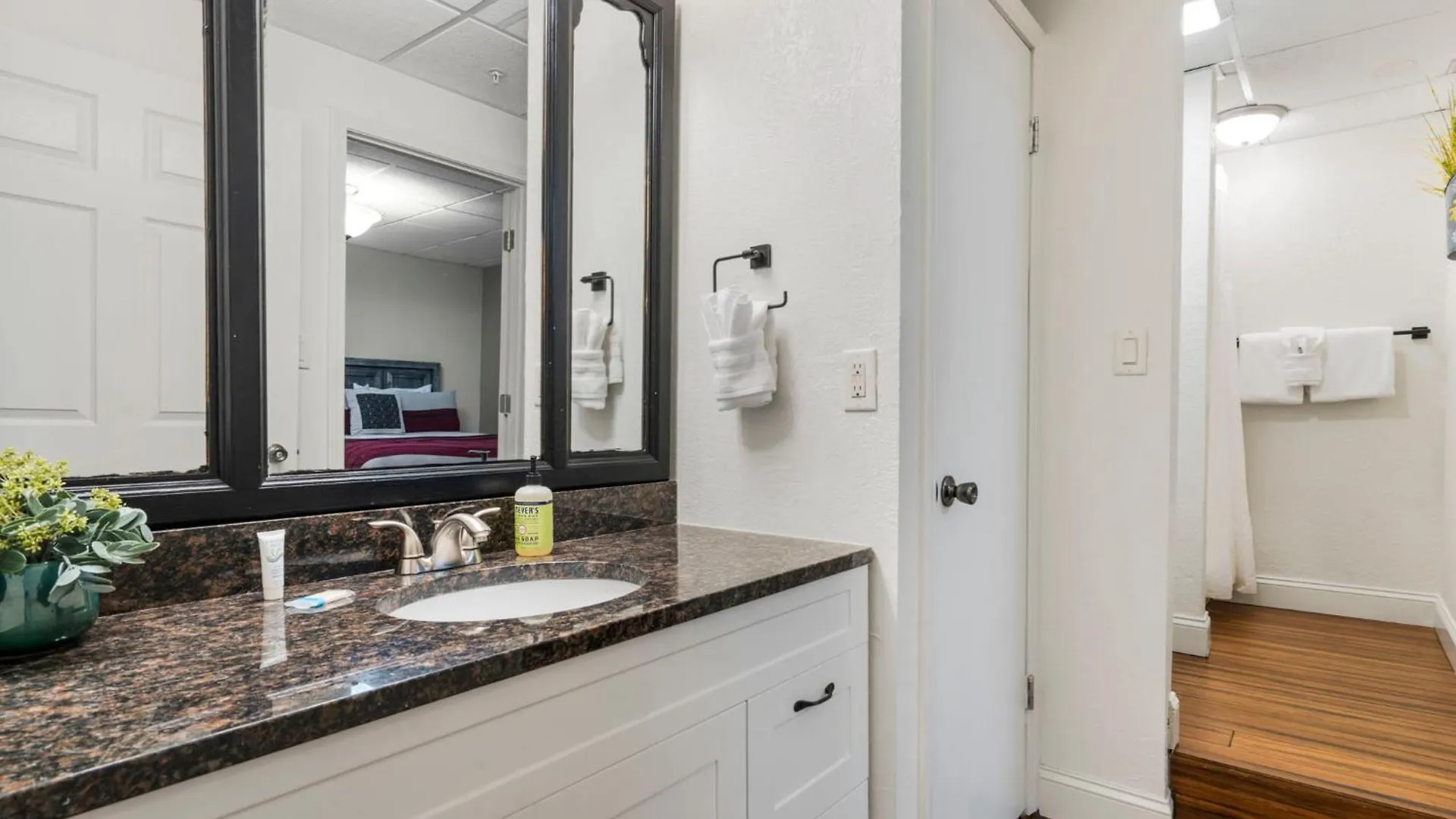 Townhouse W Tree & Views-billiards-air Hockey-free Tix-pvt Hot Tub-basketball-garage Holiday home