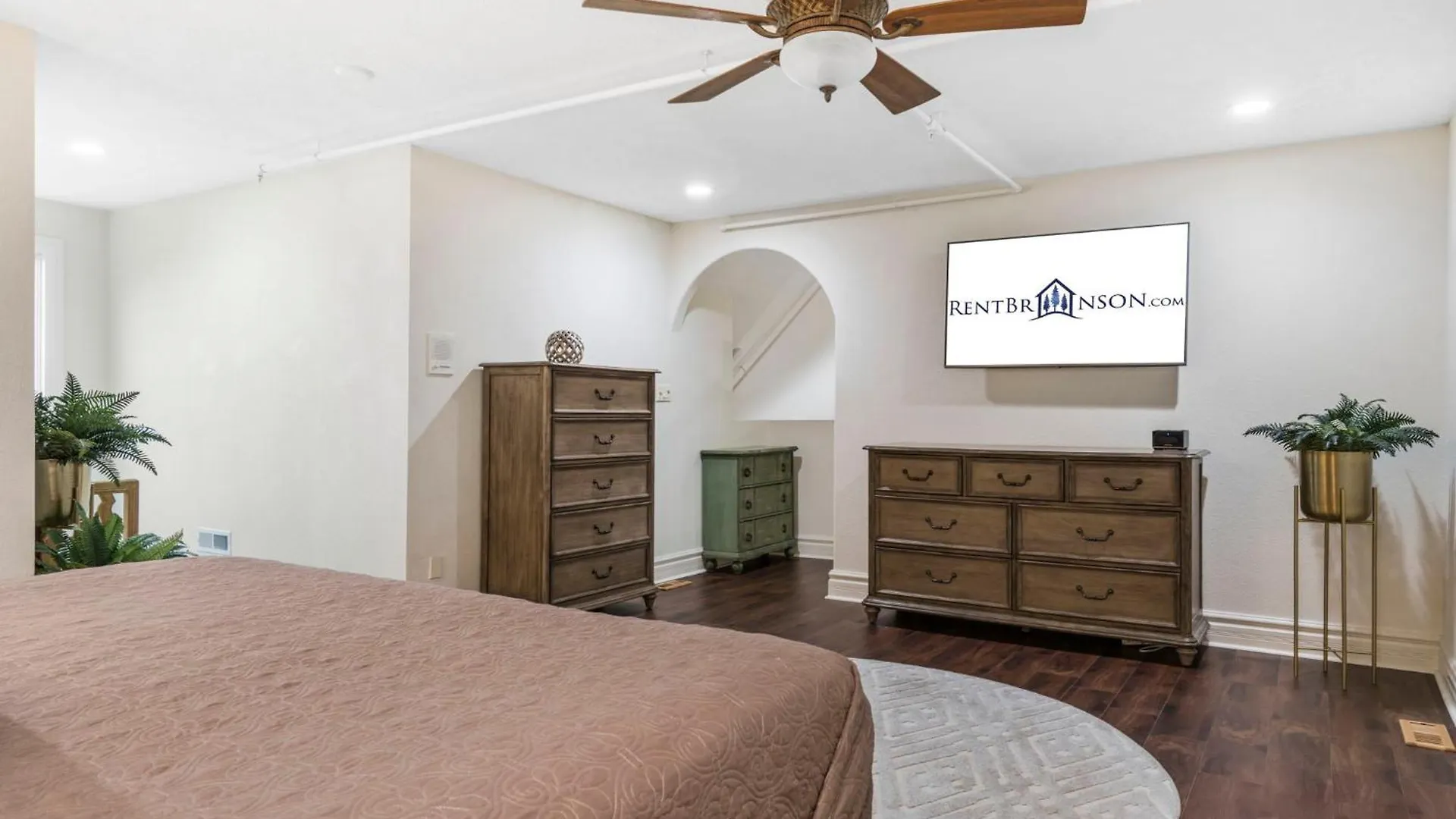 Townhouse W Tree & Views-billiards-air Hockey-free Tix-pvt Hot Tub-basketball-garage Holiday home