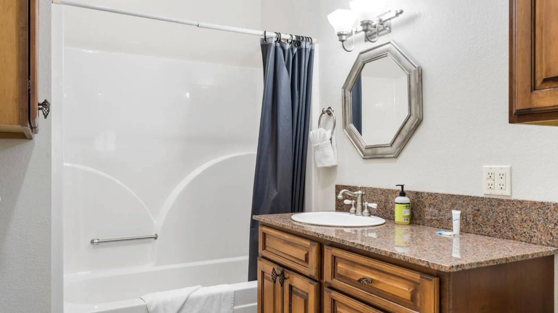 Townhouse W Tree & Views-billiards-air Hockey-free Tix-pvt Hot Tub-basketball-garage *