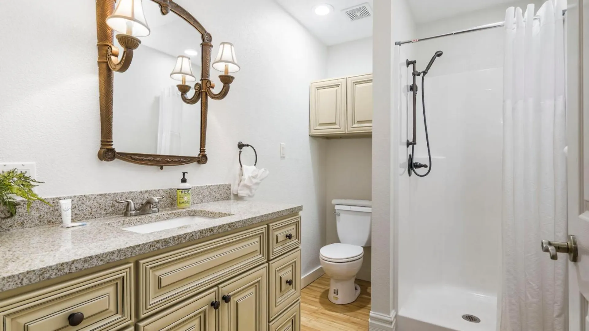 Townhouse W Tree & Views-billiards-air Hockey-free Tix-pvt Hot Tub-basketball-garage Holiday home