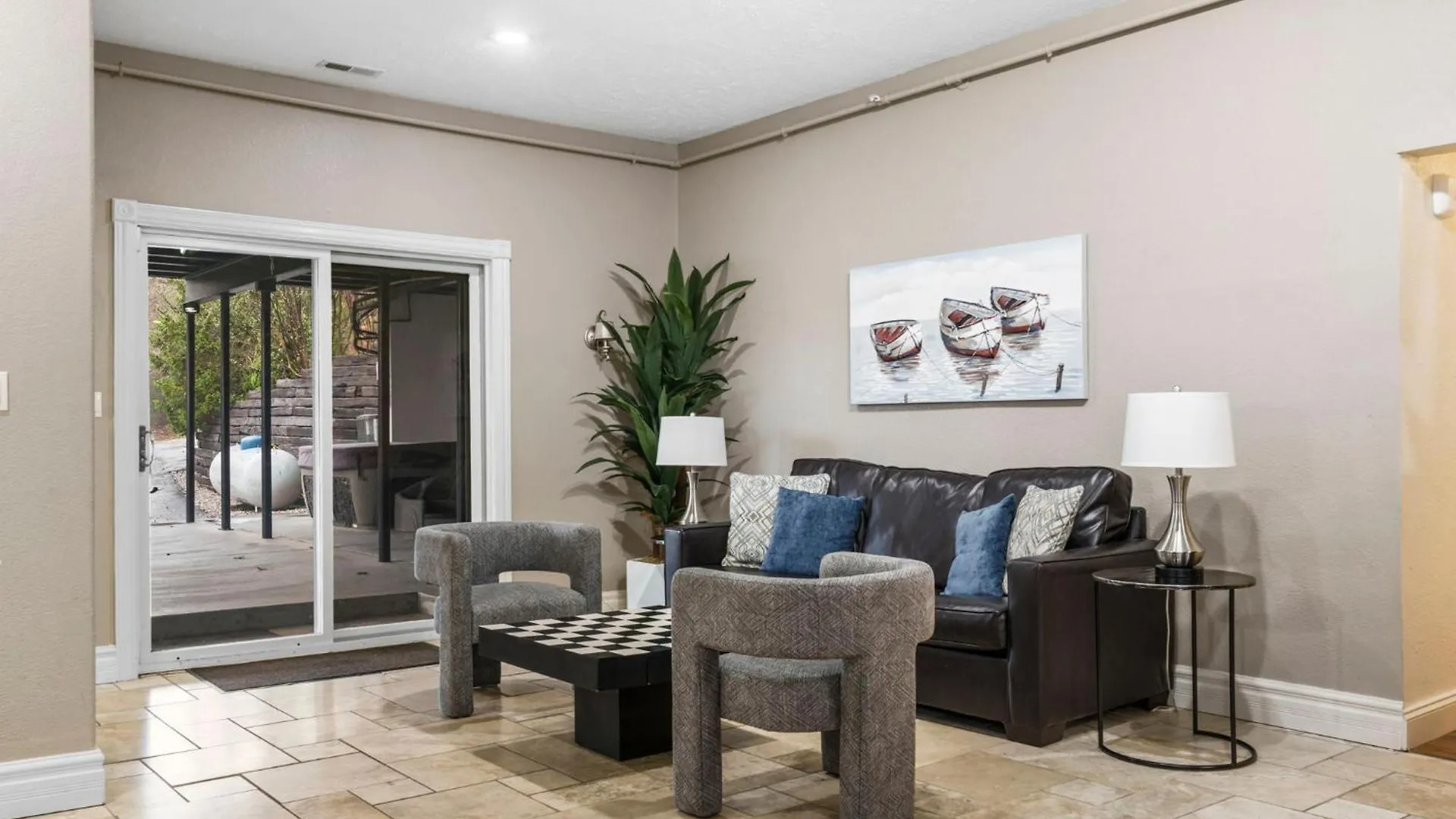 Townhouse W Tree & Views-billiards-air Hockey-free Tix-pvt Hot Tub-basketball-garage * Branson