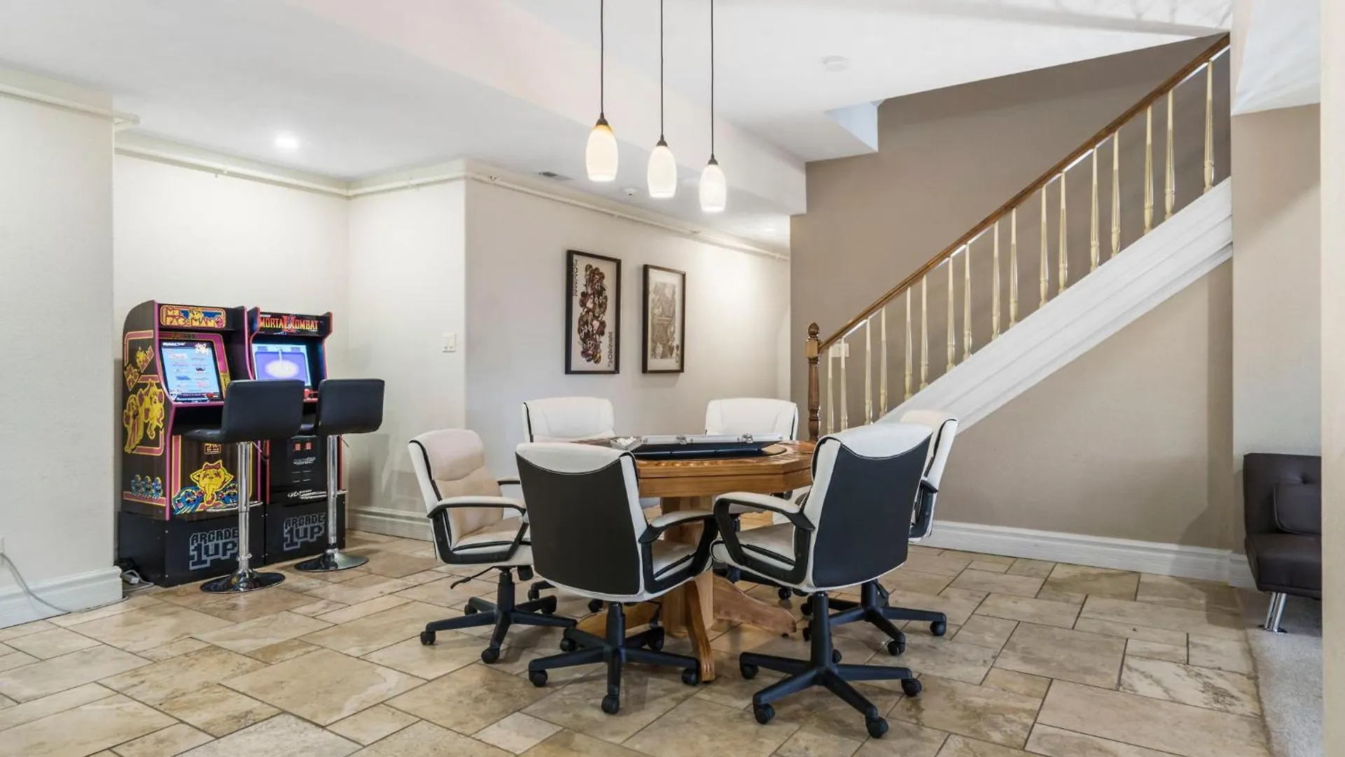 Holiday home Townhouse W Tree & Views-billiards-air Hockey-free Tix-pvt Hot Tub-basketball-garage