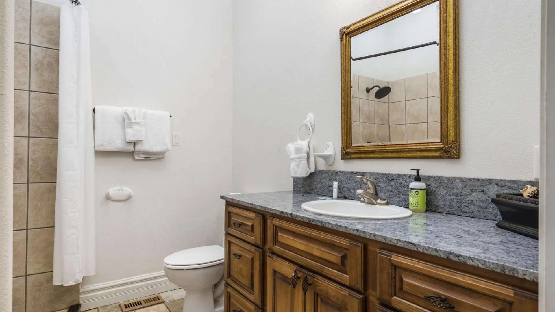 Townhouse W Tree & Views-billiards-air Hockey-free Tix-pvt Hot Tub-basketball-garage * Branson