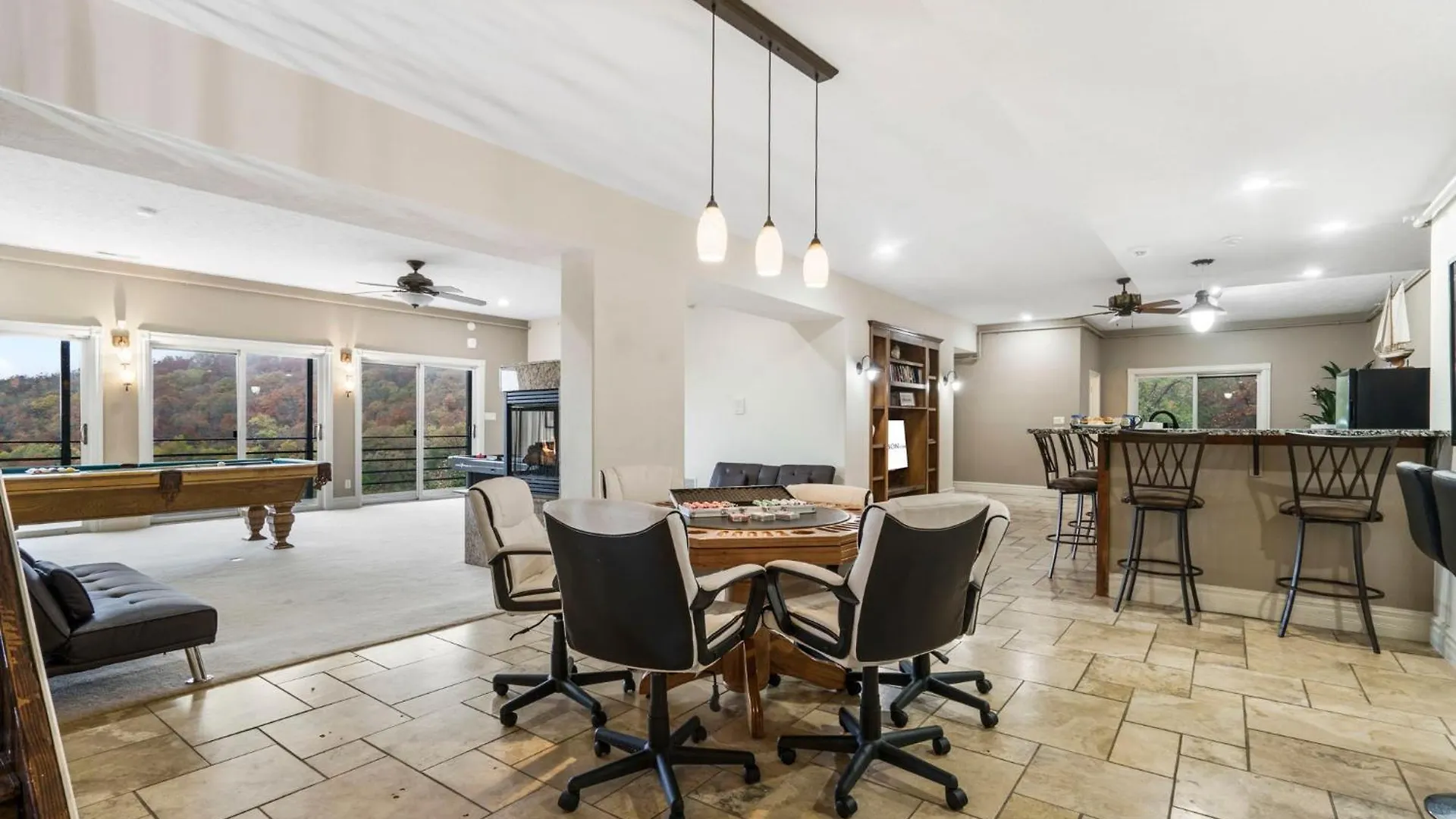 Townhouse W Tree & Views-billiards-air Hockey-free Tix-pvt Hot Tub-basketball-garage Holiday home