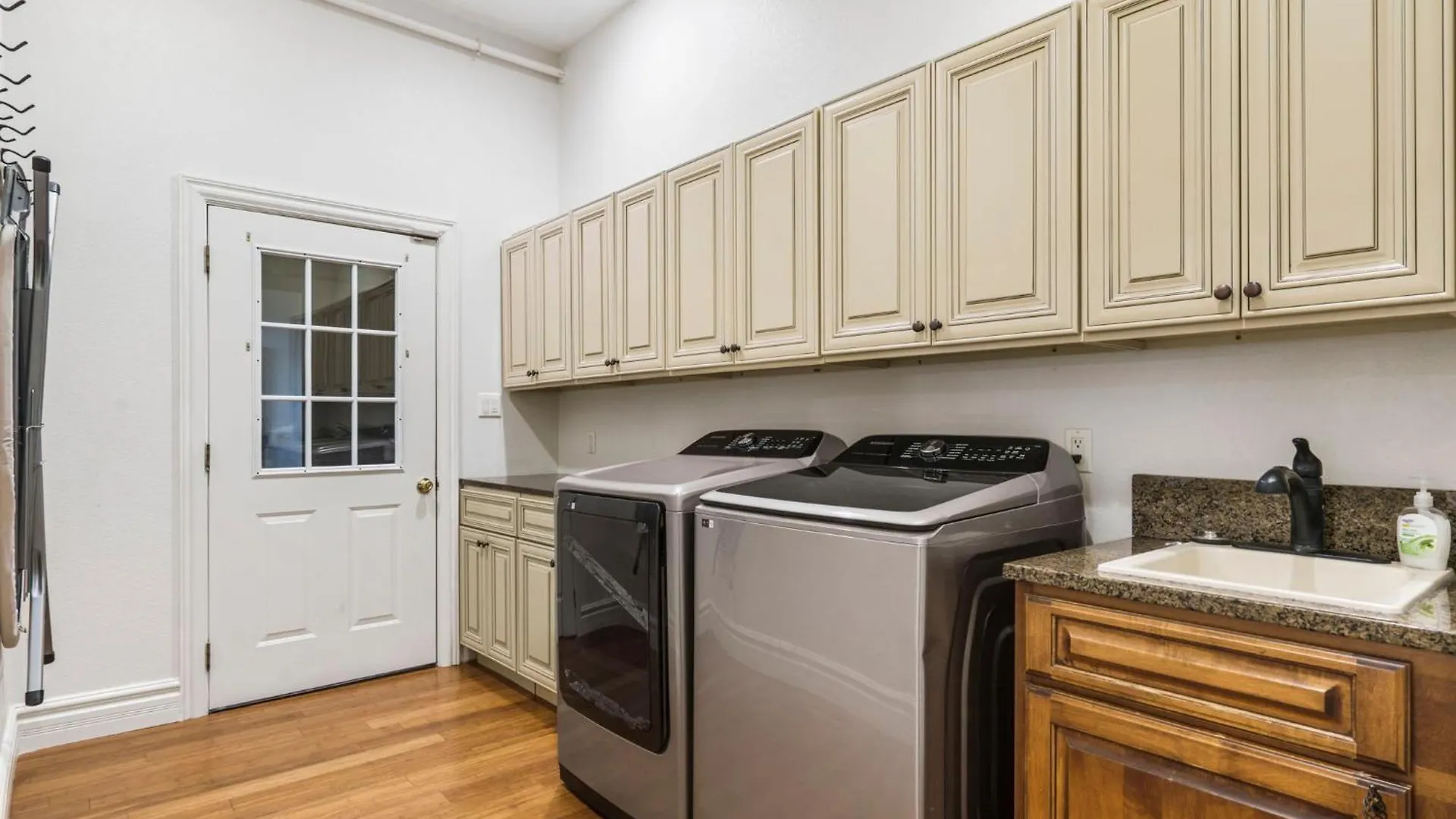 Holiday home Townhouse W Tree & Views-billiards-air Hockey-free Tix-pvt Hot Tub-basketball-garage *