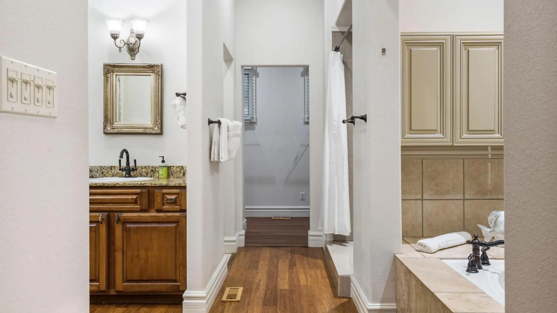 Townhouse W Tree & Views-billiards-air Hockey-free Tix-pvt Hot Tub-basketball-garage Holiday home *