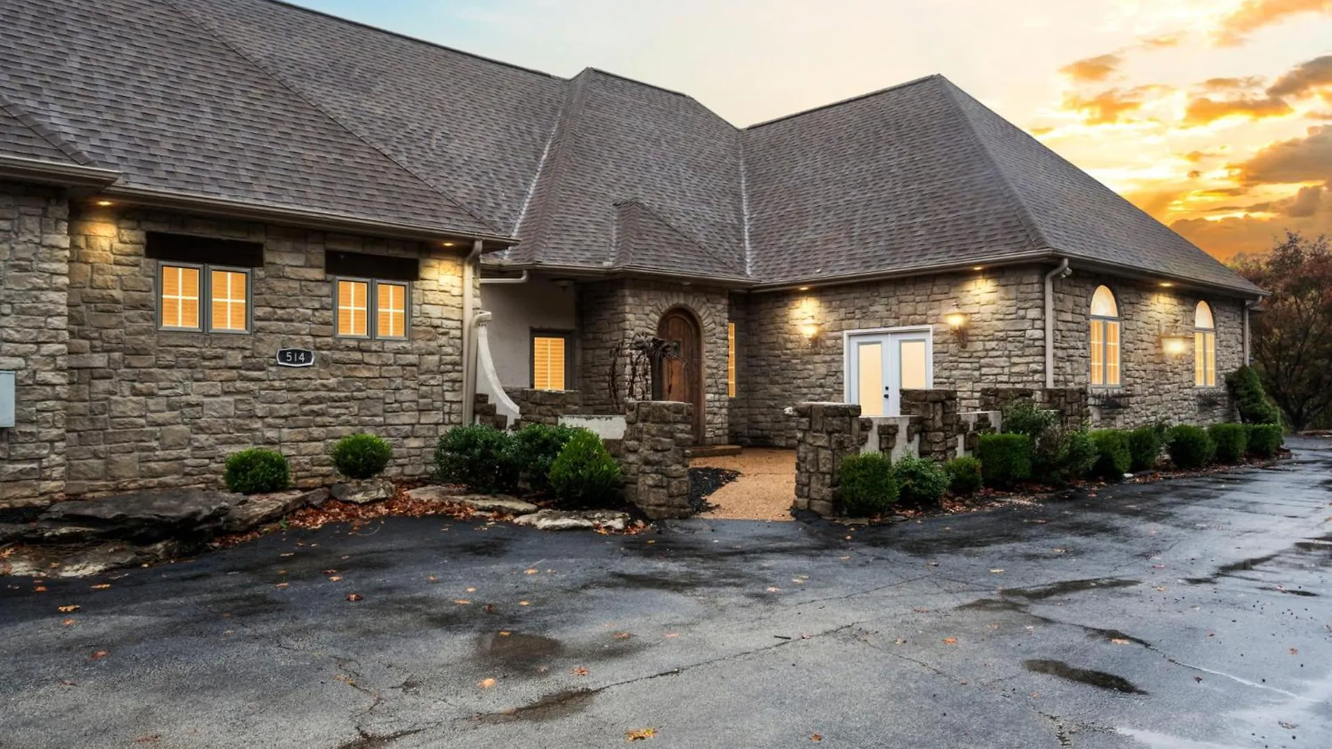 Holiday home Townhouse W Tree & Views-billiards-air Hockey-free Tix-pvt Hot Tub-basketball-garage *