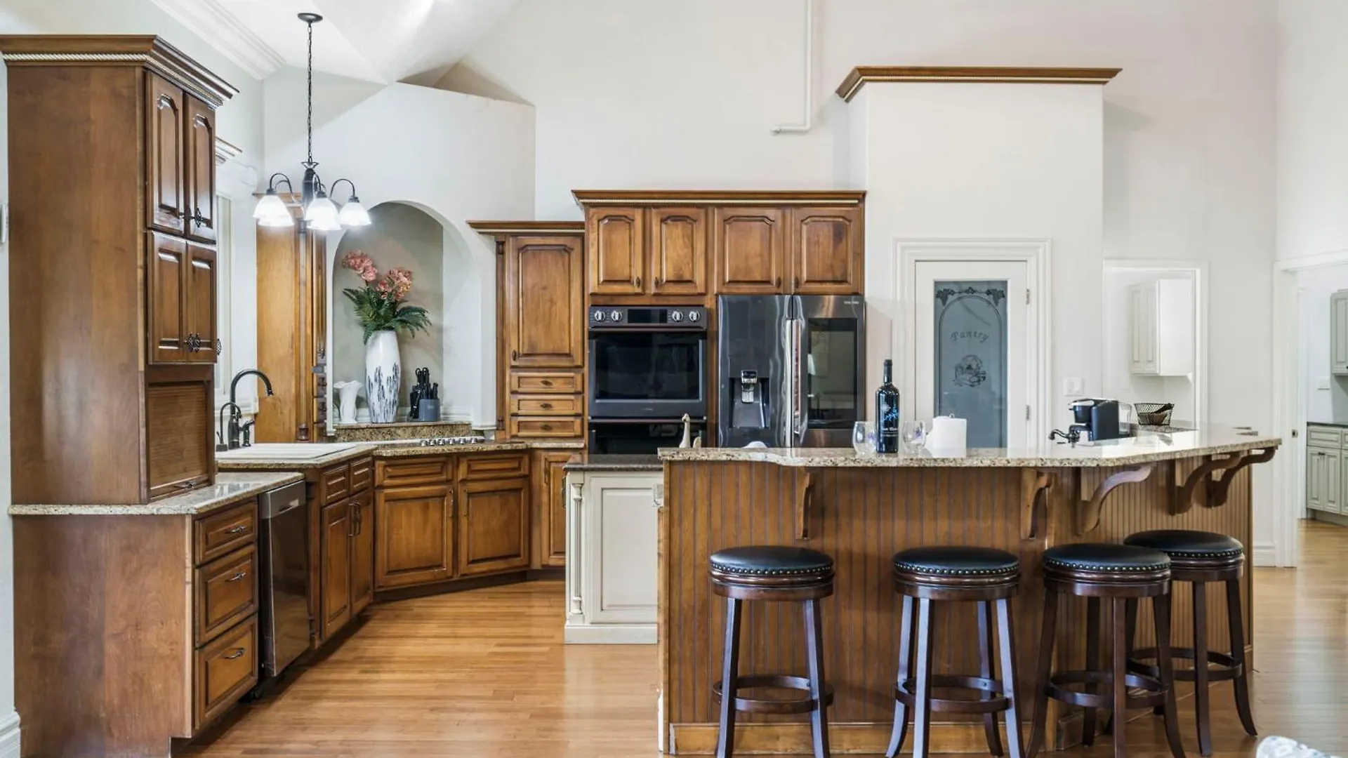 Townhouse W Tree & Views-billiards-air Hockey-free Tix-pvt Hot Tub-basketball-garage Branson