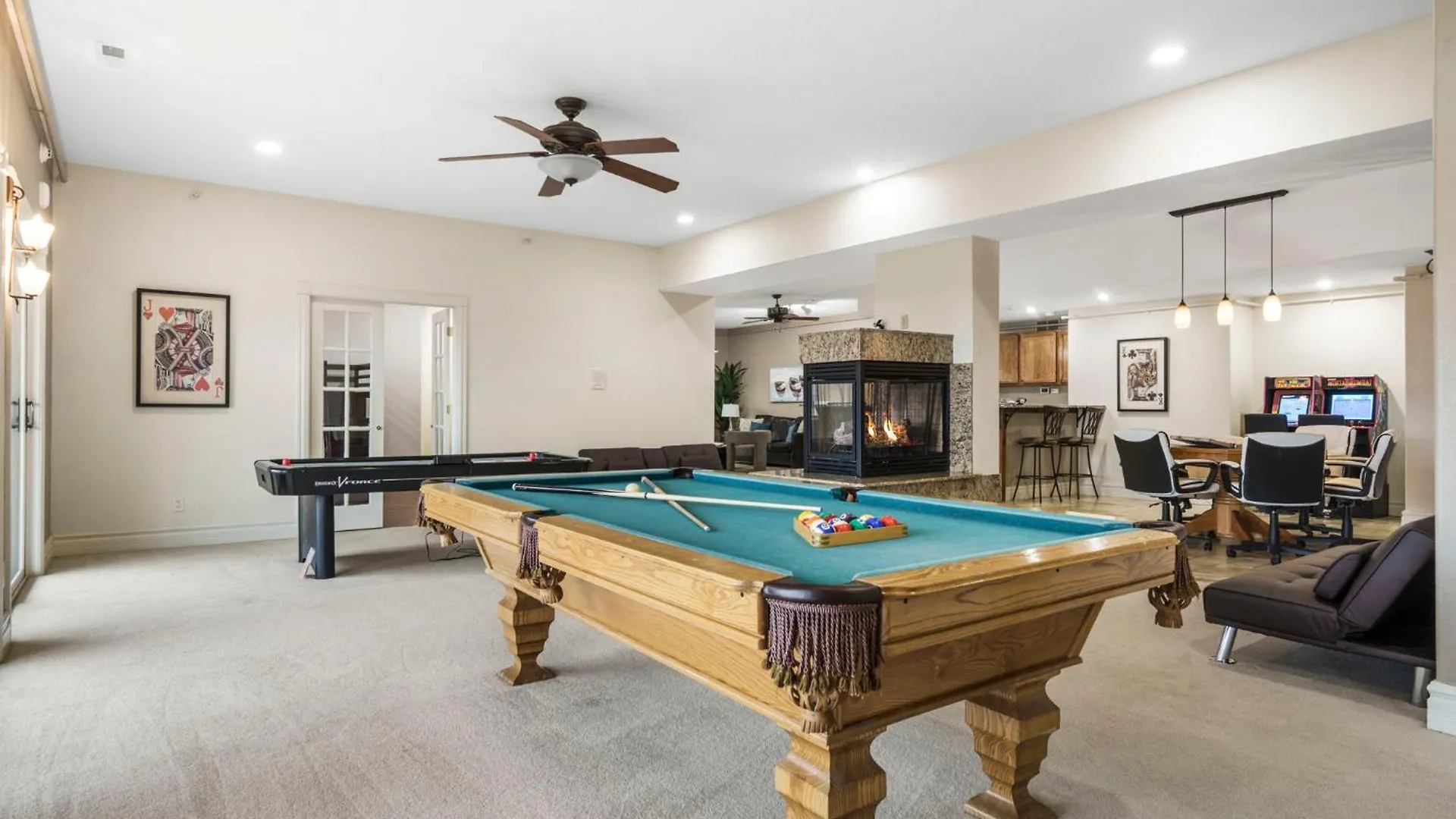 Holiday home Townhouse W Tree & Views-billiards-air Hockey-free Tix-pvt Hot Tub-basketball-garage