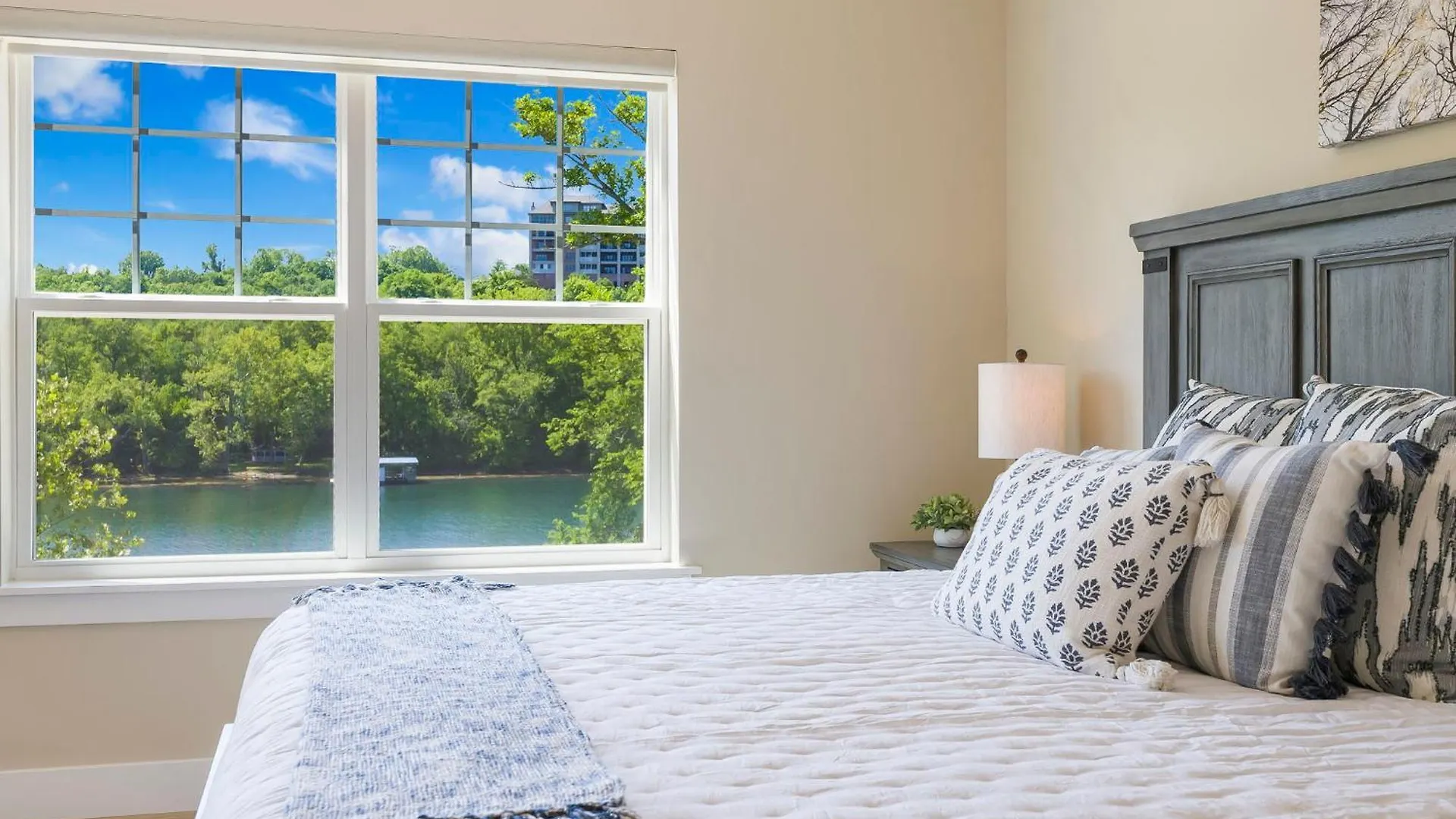 Taneycomo Views-near Landing-cmty Outdoor Pool-free Tickets-elevator!