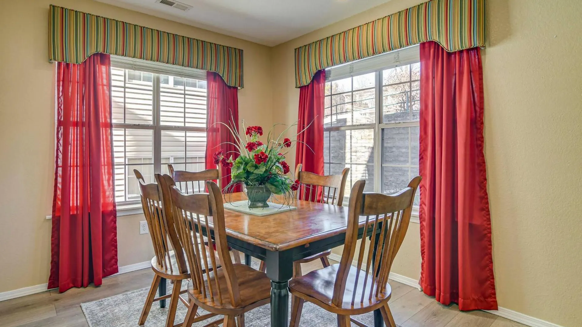 公寓 Sunroom With Golf Views Condo!